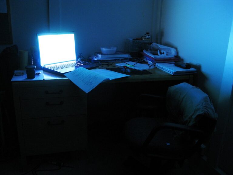 Bureau de nuit avec ordinateur portable pour réviser à la dernière minute