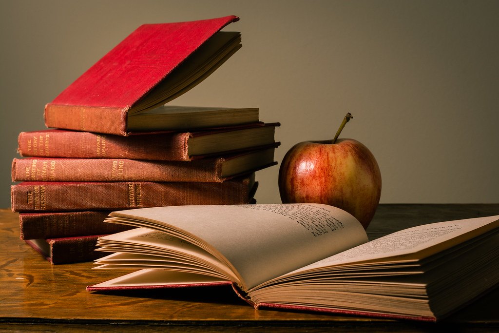 Pile de livres et pomme pour réviser le bac terminal