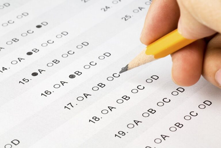 Elève complétant un questionnaire à choix multiples au crayon pendant ses révisions du brevet
