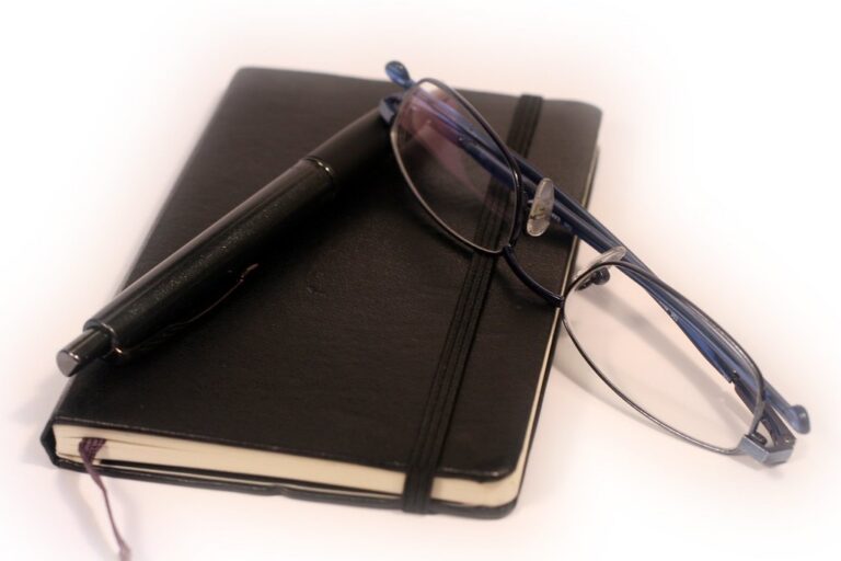 Agenda et lunettes pour organiser un planning de révision BTS