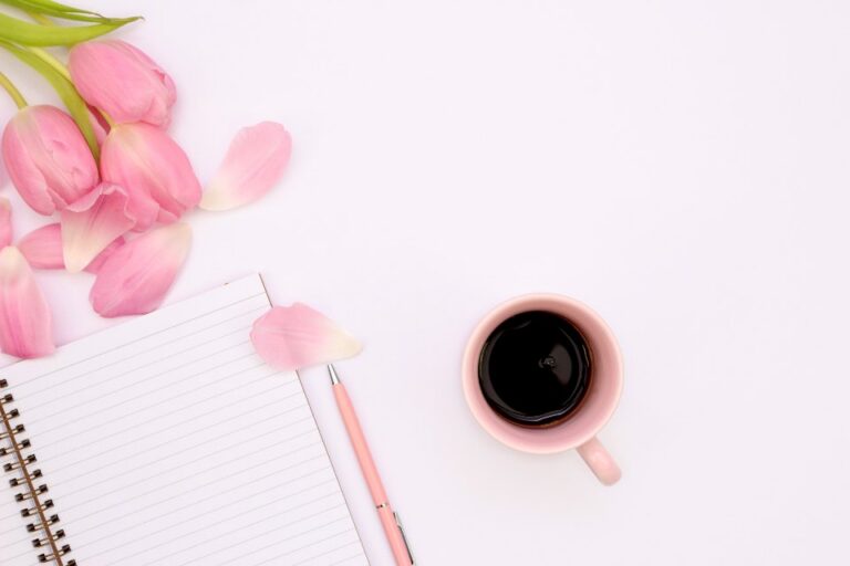 Carnet vierge et stylo pour construire un planning de révision efficace