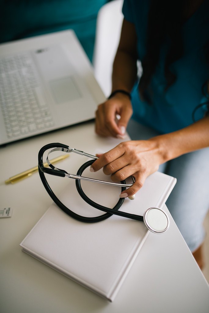 Stéthoscope et carnet, outils de l'étudiant en PASS pour son planning 10 mois