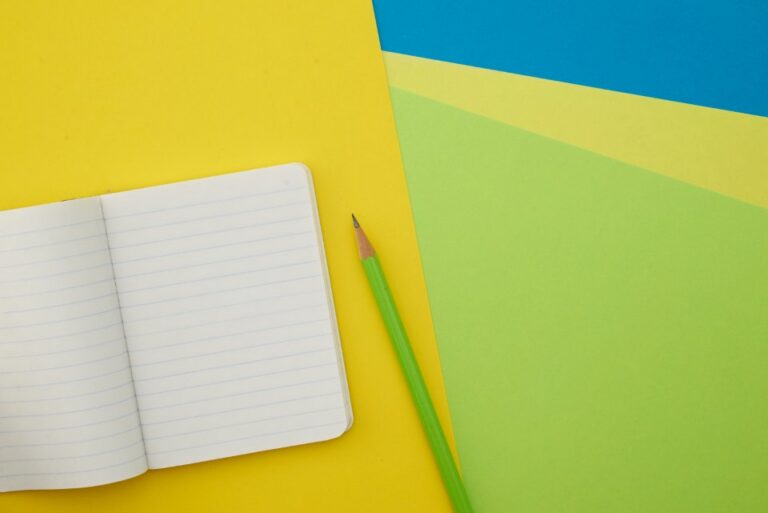 Carnet et papiers de couleurs différentes pour organiser ses révisions BTS par unité d'enseignement