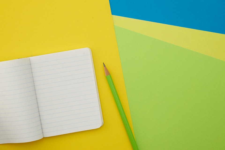 Carnet et papiers de couleurs différentes pour organiser ses révisions BTS par unité d'enseignement