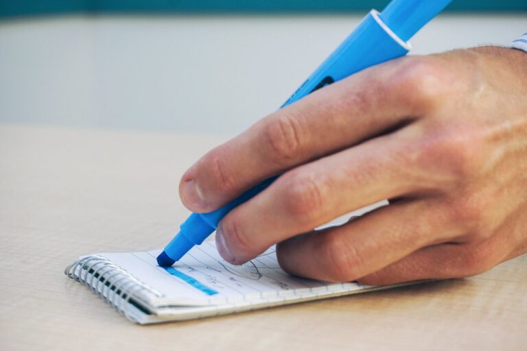 Elève surlignant ses notes au marqueur bleu pendant la dernière semaine avant le brevet