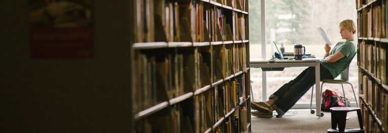 Etudiant en PASS révisant à la bibliothèque pendant les trois dernières semaines avant le concours