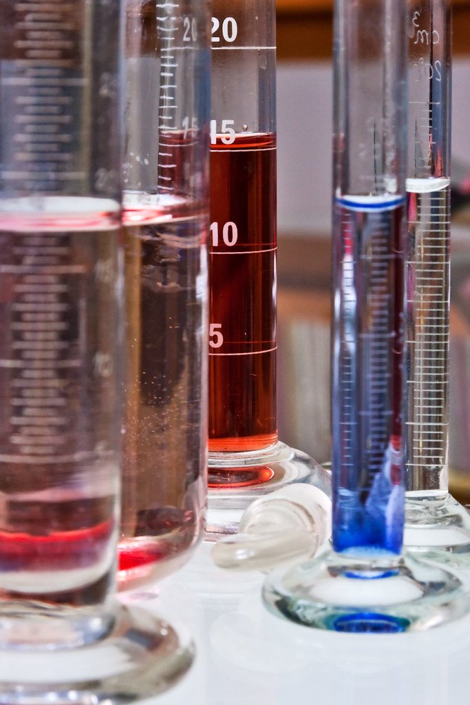 Eprouvettes graduées de chimie pour réviser les épreuves de spécialité du bac