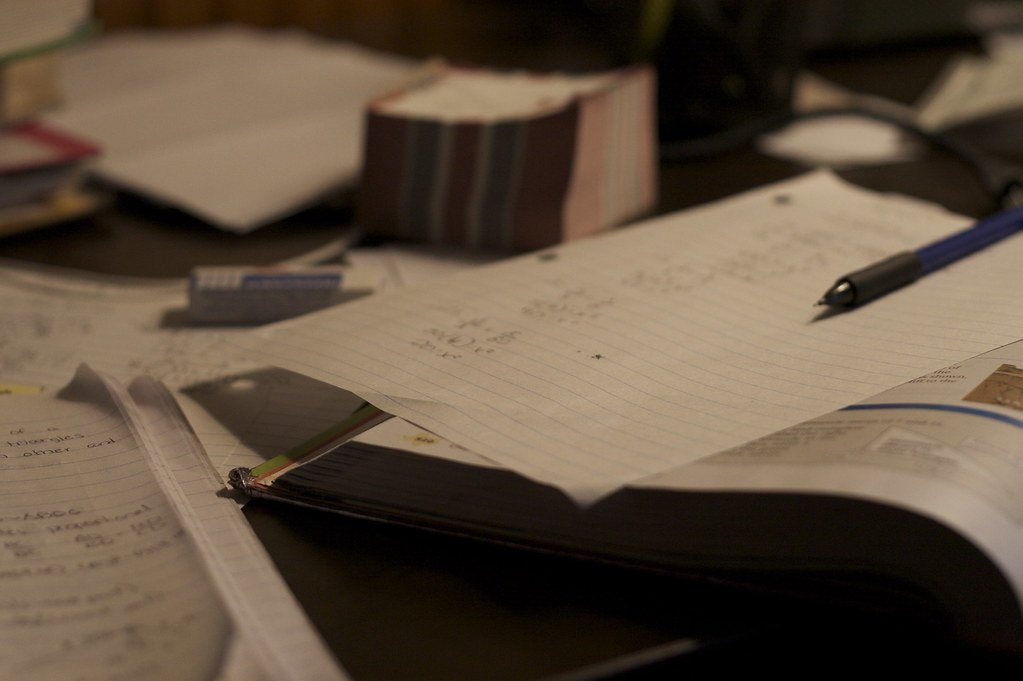 Cahier de mathématiques annoté et stylo pour le planning de révision brevet en 6 semaines