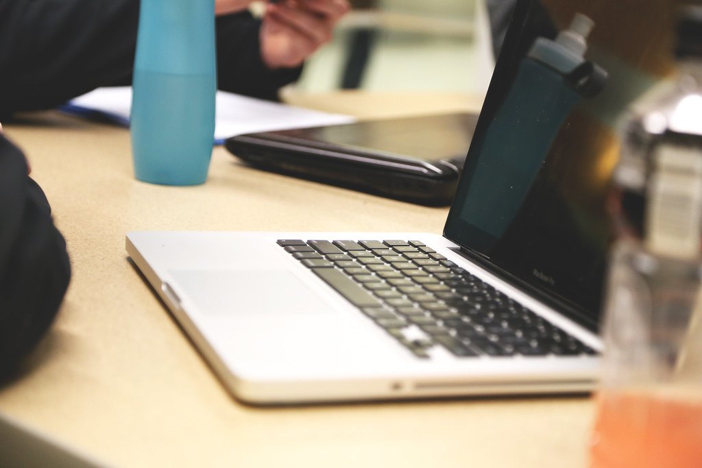 Ordinateur portable et affaires de travail sur un bureau pour organiser le planning de révision BTS
