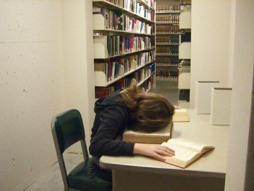 Etudiante en PASS endormie sur ses cours en bibliothèque après une longue semaine de révisions